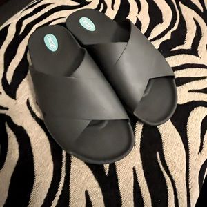 Oka B Maxwell Black Size Large Slides